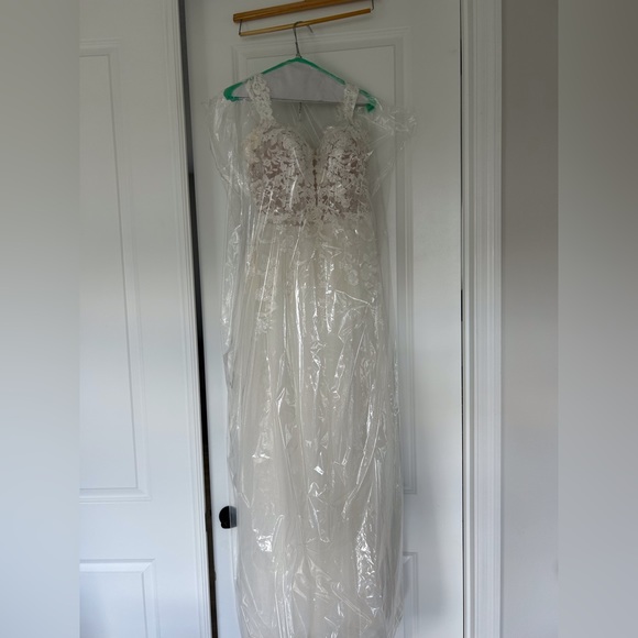 Maggie Sottero Stevie Size:8 Ivory 2022 wedding dress - Picture 12 of 15